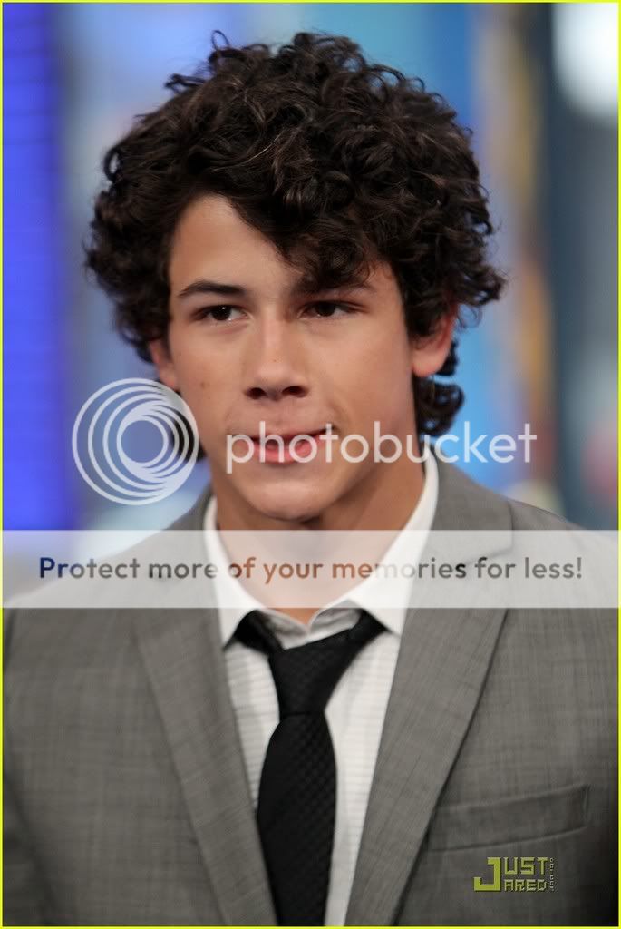 Nicholas Jerry Jonas resimleri :) Jonas-brothers-american-mall-54